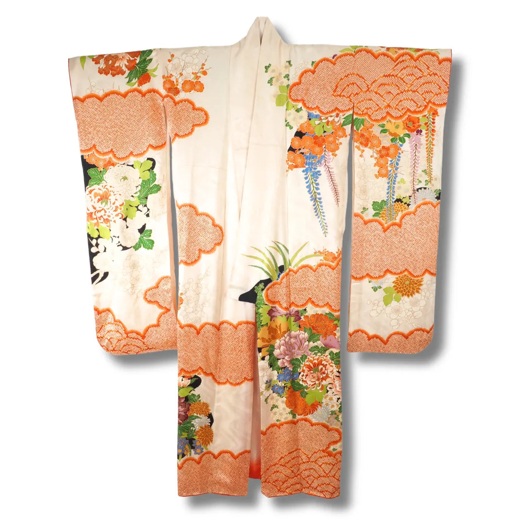 Vintage Damen Furisode in Creme mit orangem Wolkenmuster und bunten Blumenmotiven, lange Ärmel, Frontansicht