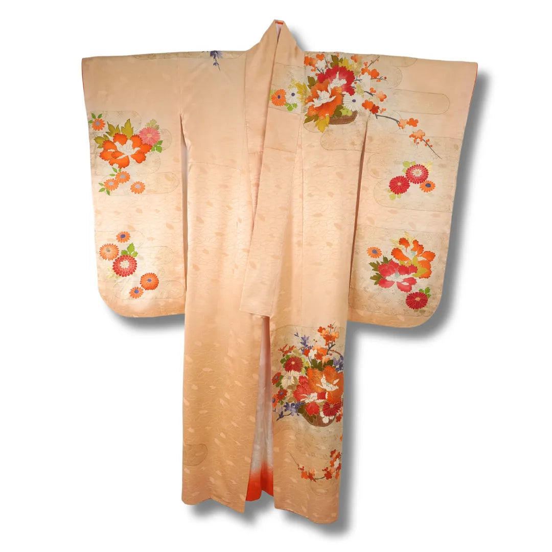 Vintage Damen Furisode in Rosegold mit handbemalten Chrysanthemen und Pflaumenblüten, lange Ärmel, Frontansicht