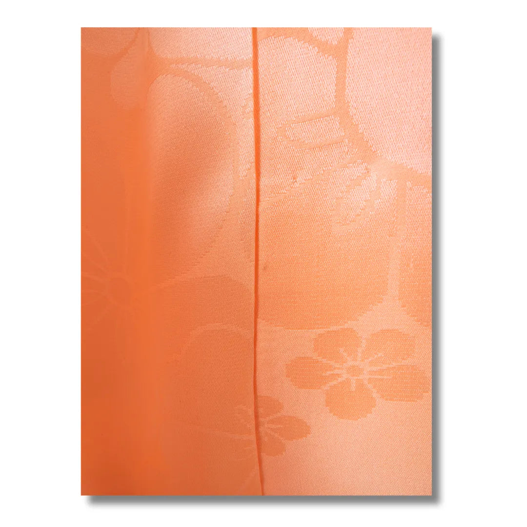 Blumenmuster auf dem japanischen Furisode Juban