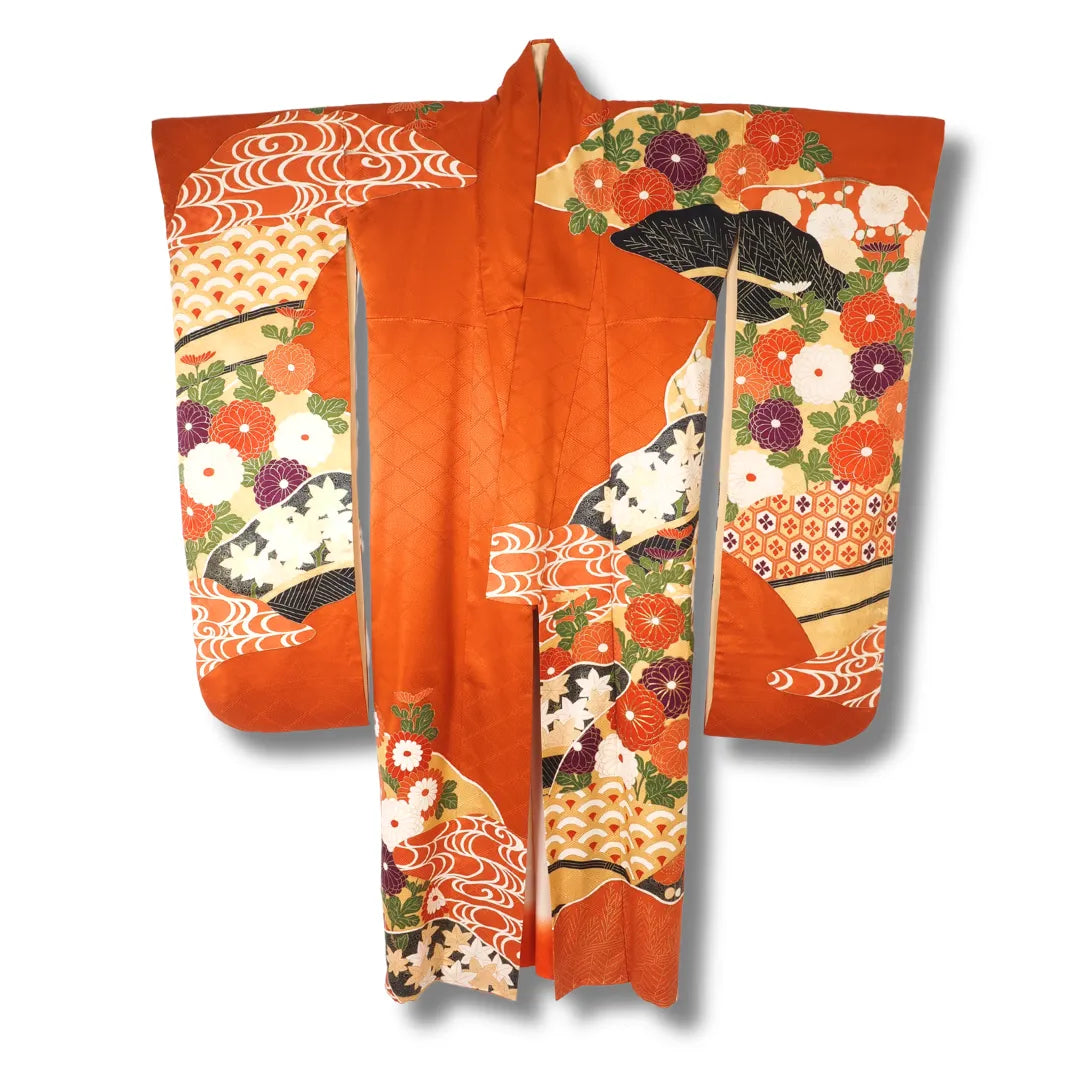 Japanischer Vintage Furisode Kimono in leuchtendem Orange mit großflächigen floralen Mustern.