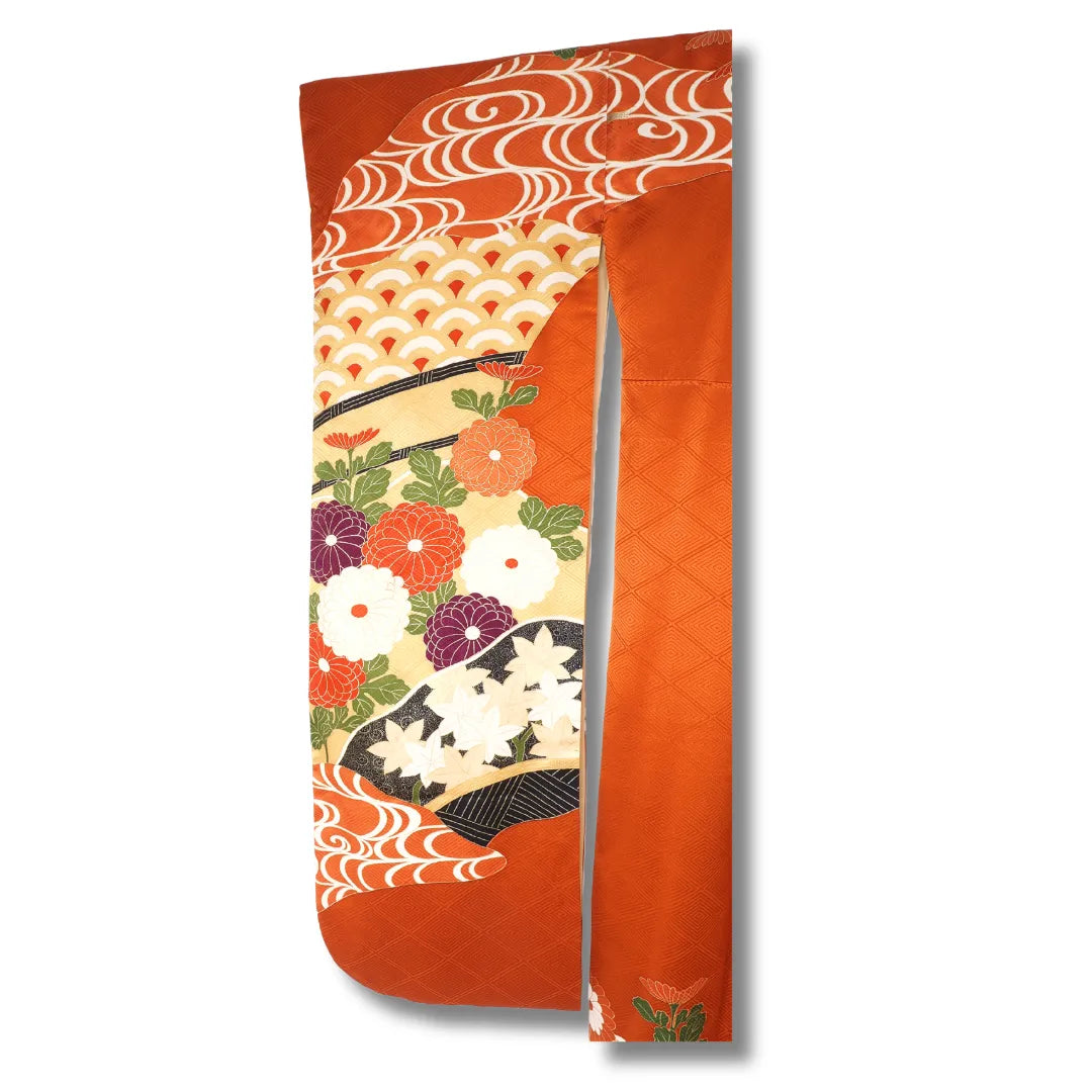 Detailansicht des langen Furisode-Ärmels mit Chrysanthemen- und Wellen-Motiven.
