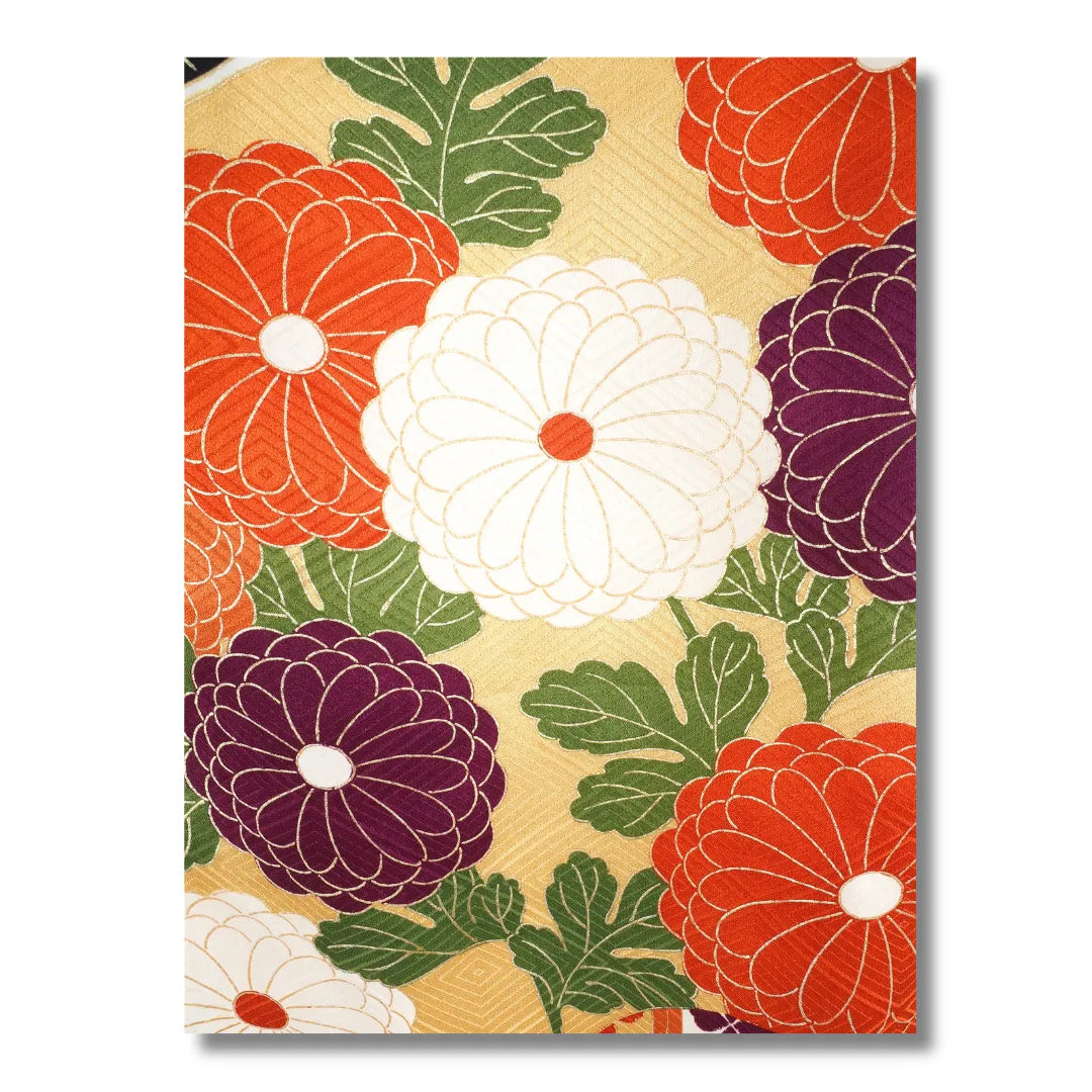 Detailaufnahme der Chrysanthemen-Blüten (Kiku) in Weiß, Rot und Violett auf Goldgrund.