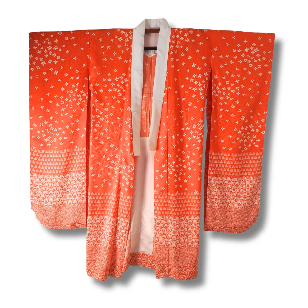 Vintage Furisode Juban in Orange mit weißen Blumen Vorderansicht