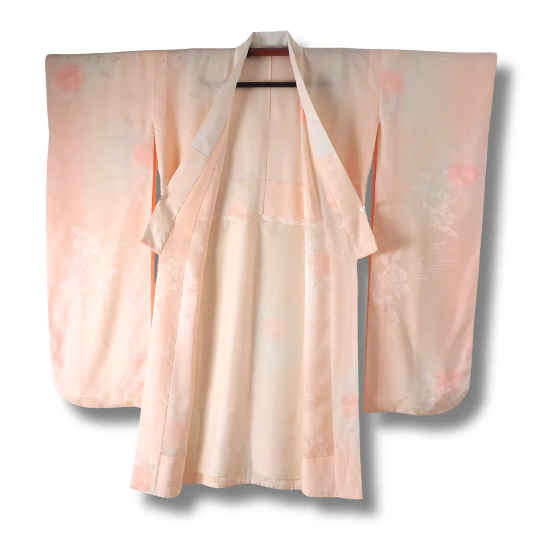 Vorderseite des Furisode Juban mit floralen Mustern, geöffnet