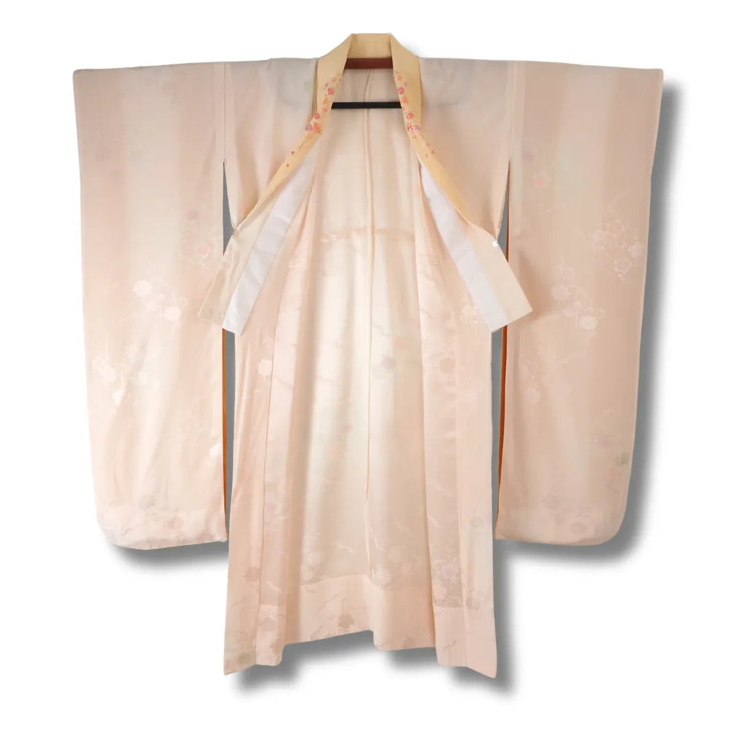 Vorderseite des langen Furisode Juban mit Blumenmustern, geöffnet