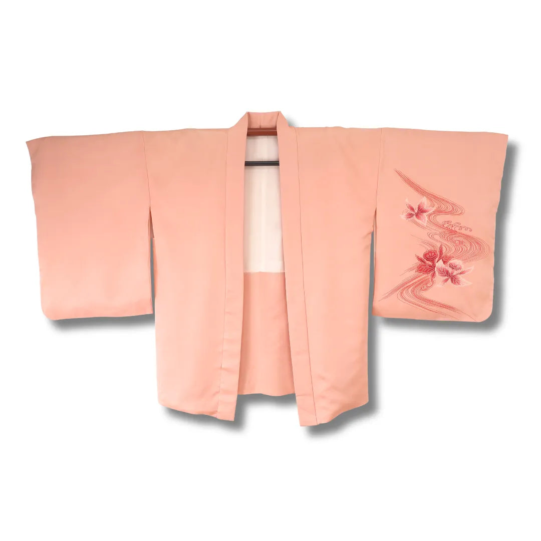 Vintage Damen Haori in Altrosa, geöffnet mit sichtbarem Blütenmotiv auf dem linken Ärmel