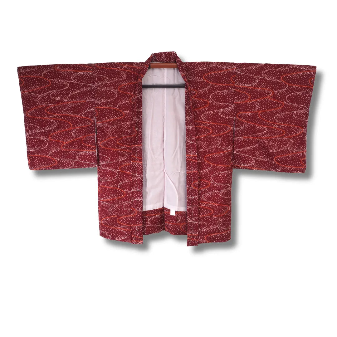 Vintage Damen Haori in Dunkelrot mit Shibori-Wellenmuster, geöffnet mit cremefarbenem Futter sichtbar
