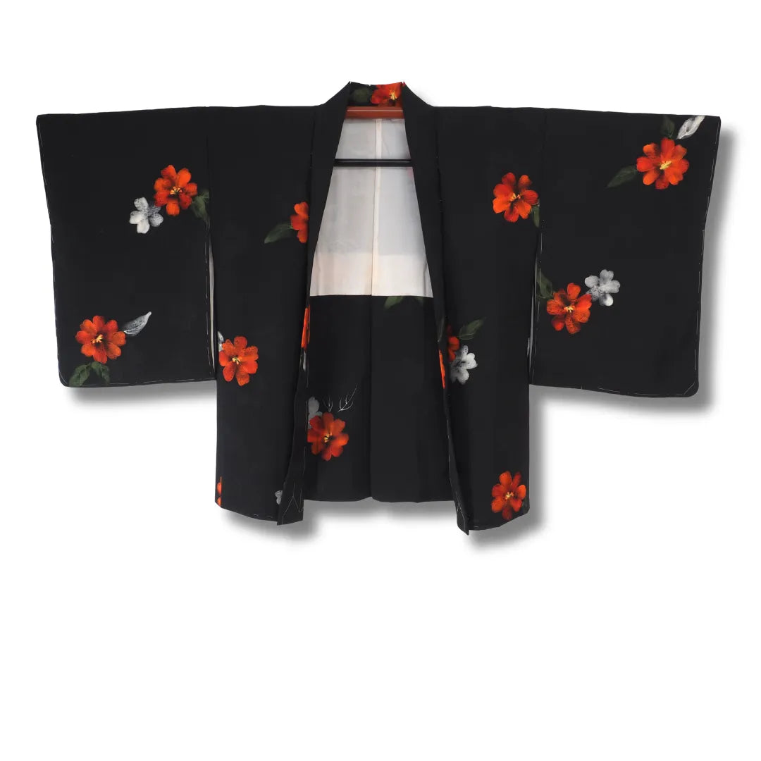 Vintage Damen Haori in Schwarz mit roten Blumen, geöffnet mit weißem Futter sichtbar