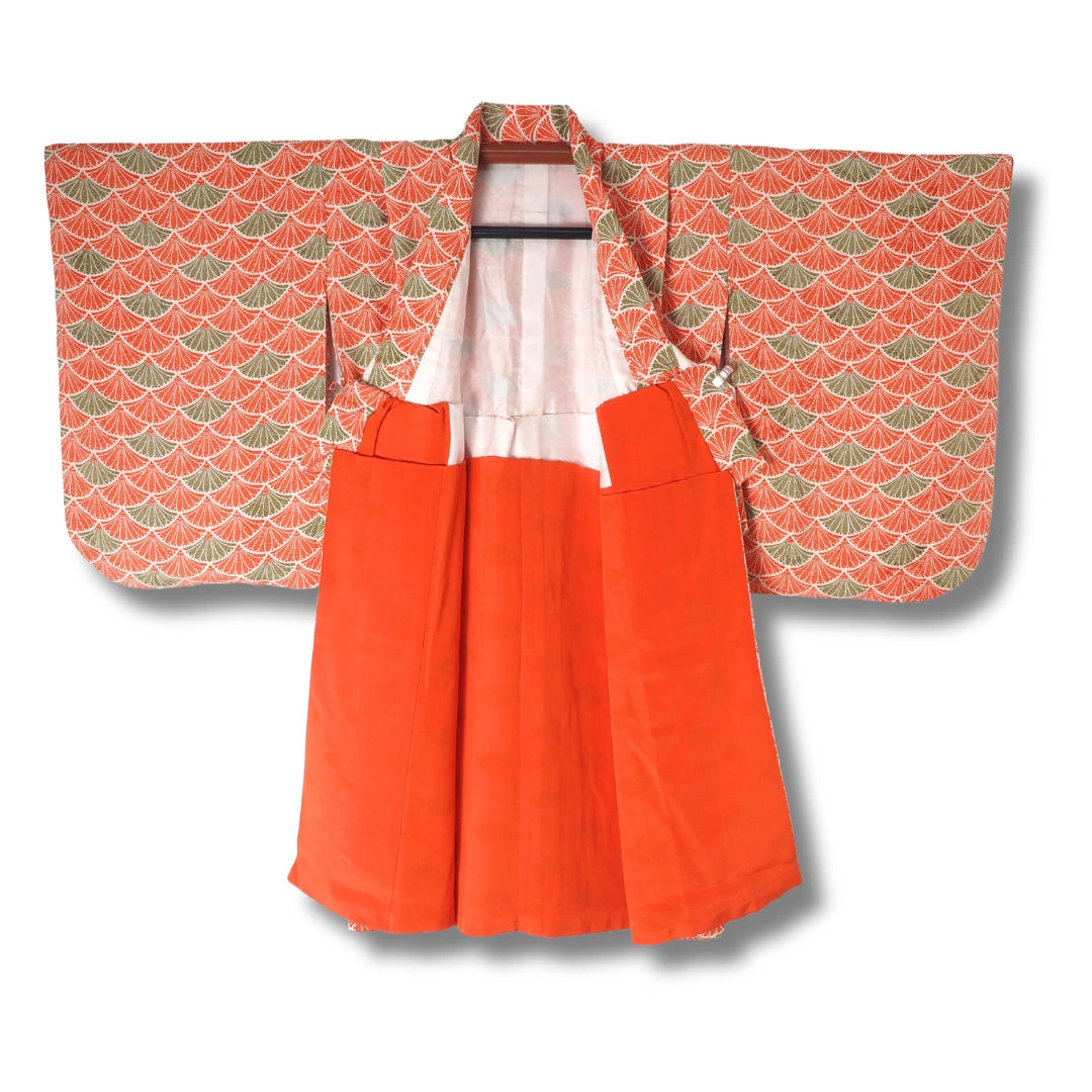 Kinder Kimono kombiniert mit roter Hakama Vorderansicht