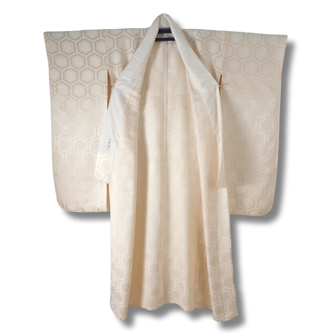 Vintage Kakeshita – Hochzeits-Unterkimono in Creme mit Kikkō-Muster