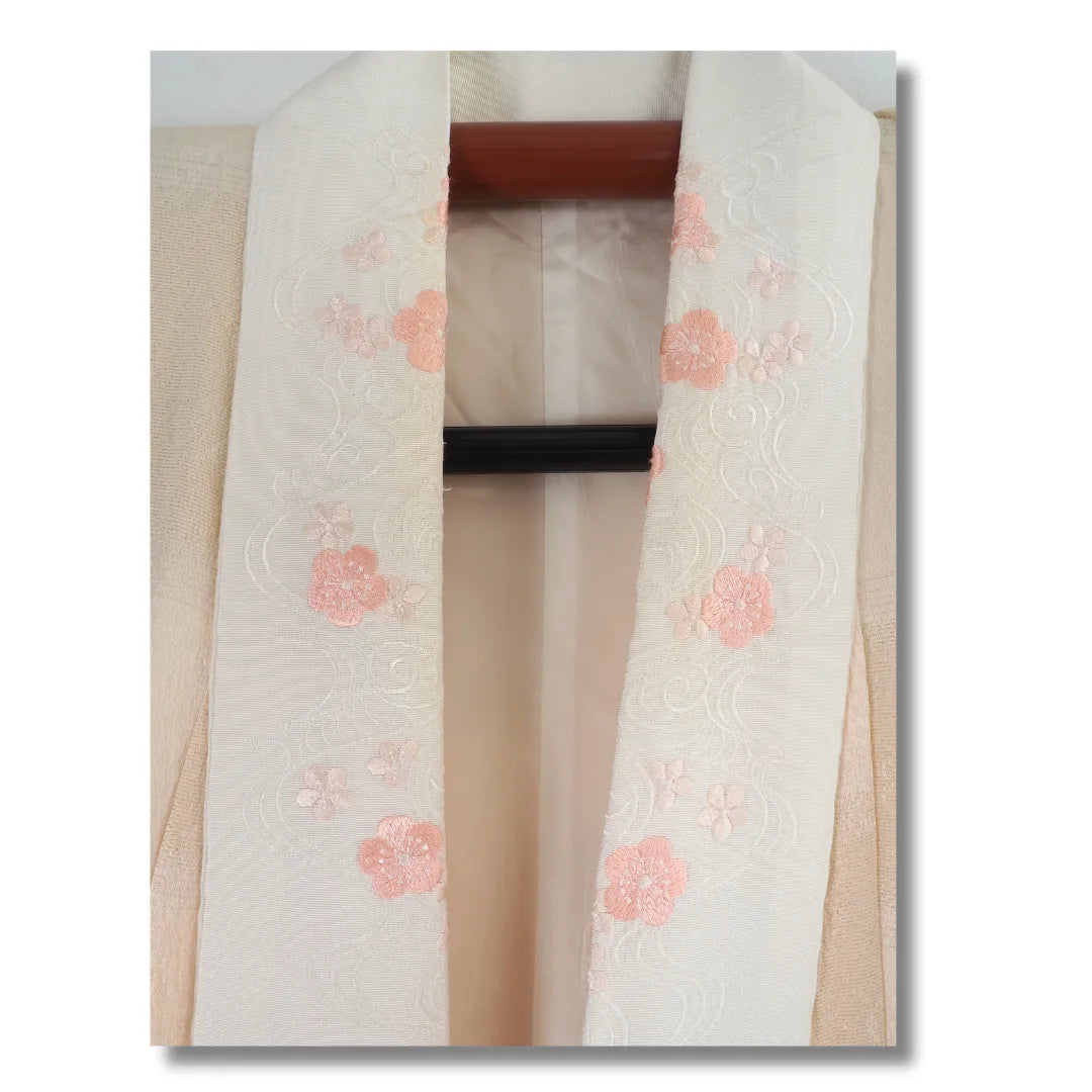 Bestickter Haneri-Schutzkragen mit floralen Motiven
