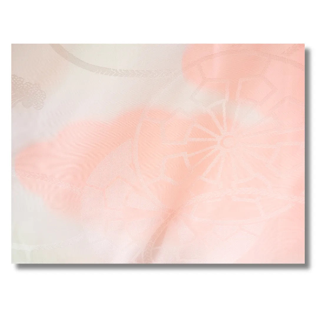 Nahaufnahme des floralen Musters auf creme rosa Stoff