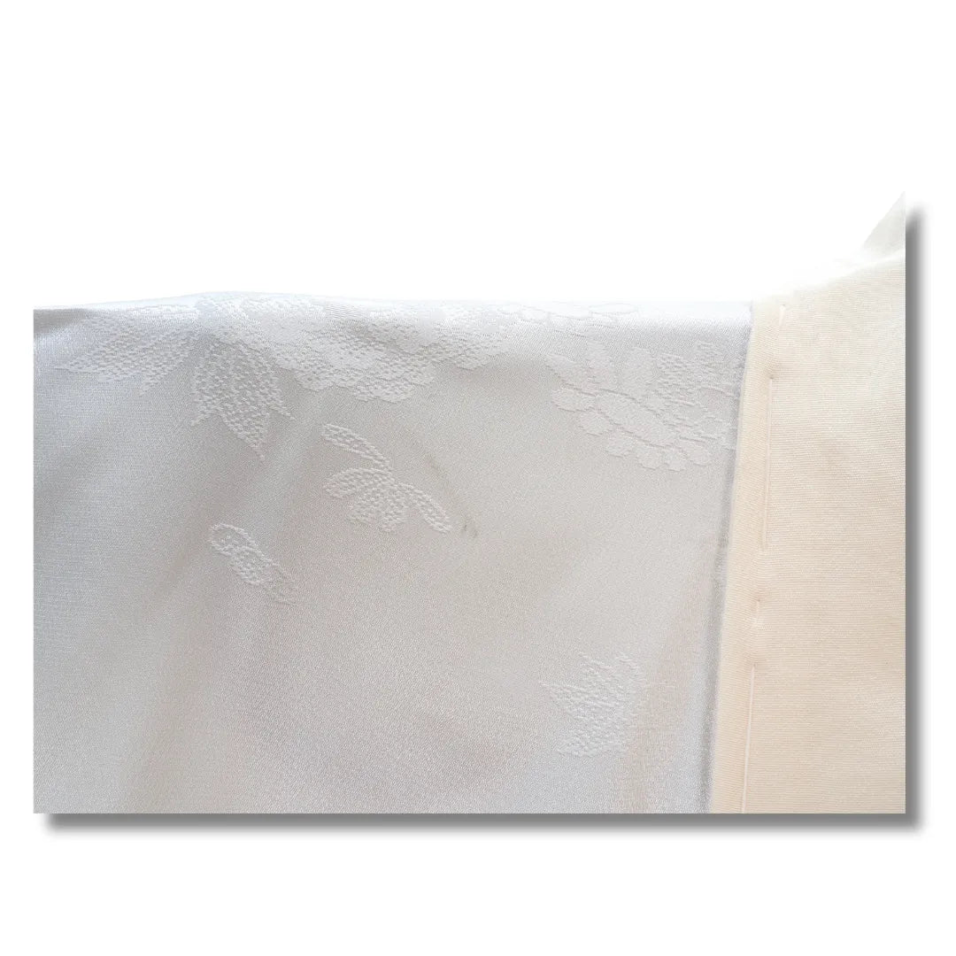 Stoffdetail mit floralem Muster und Glanzstruktur