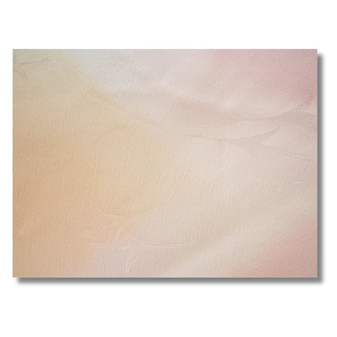 Stoffdetail mit weichem rosa-gelbem Farbspiel