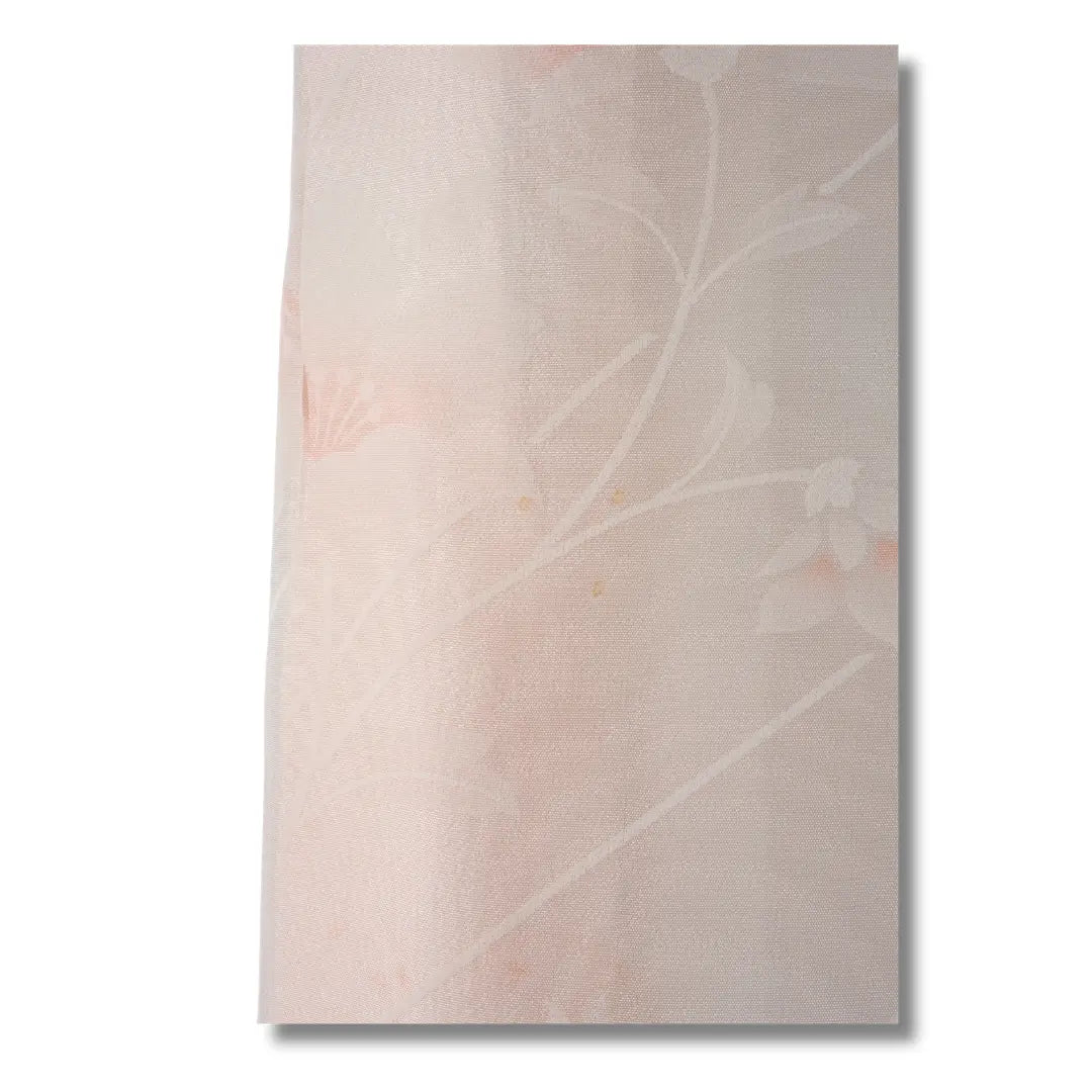 Detailaufnahme des Blumenmusters auf dem Juban