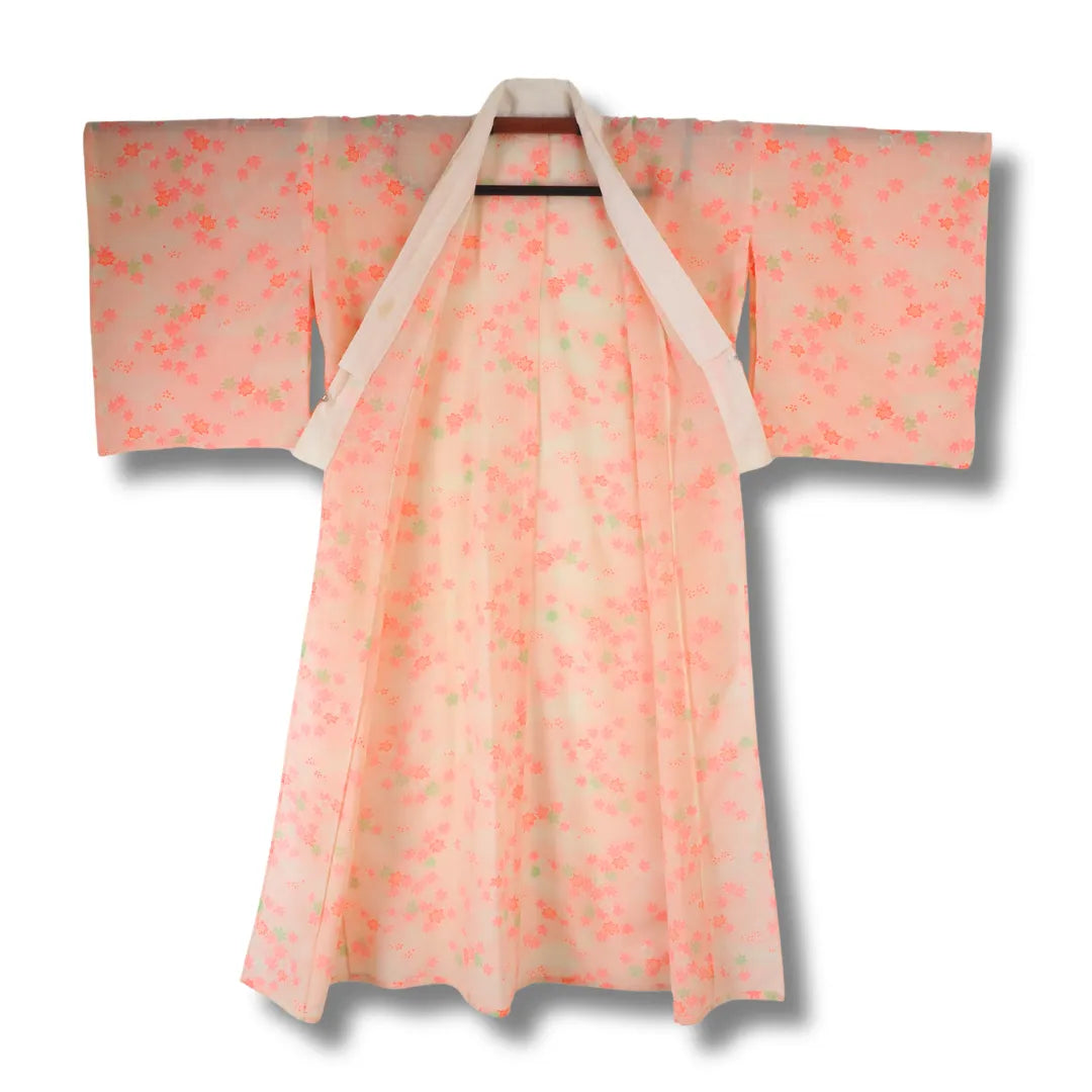 Vorderseite des japanischen Nagajuban mit floralem Muster, geöffnet