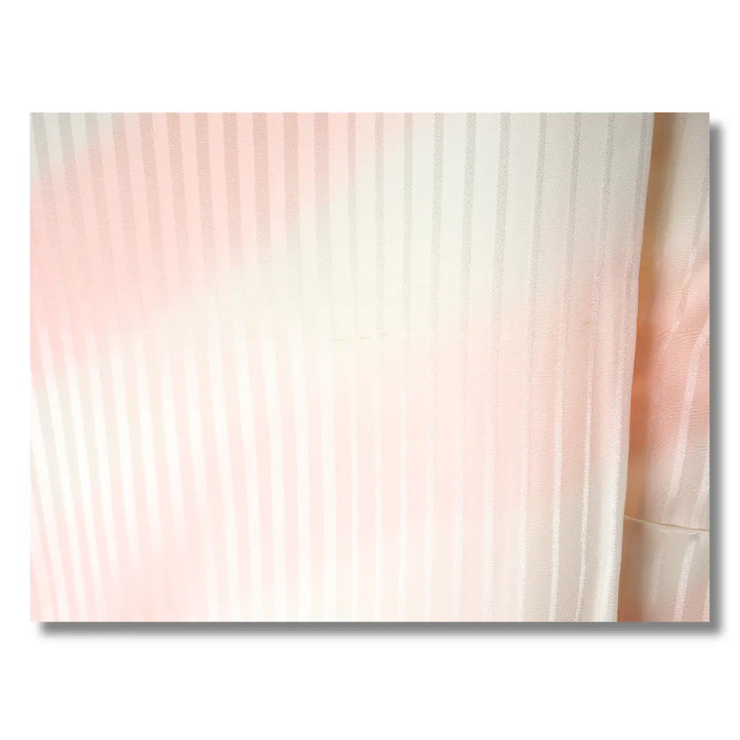 Detailansicht des Stoffes eines rosa cremefarbenen Juban