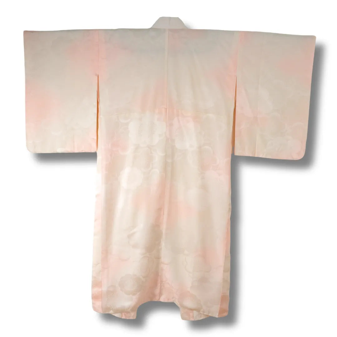 Rückansicht des Naga Juban in Rosa und Creme