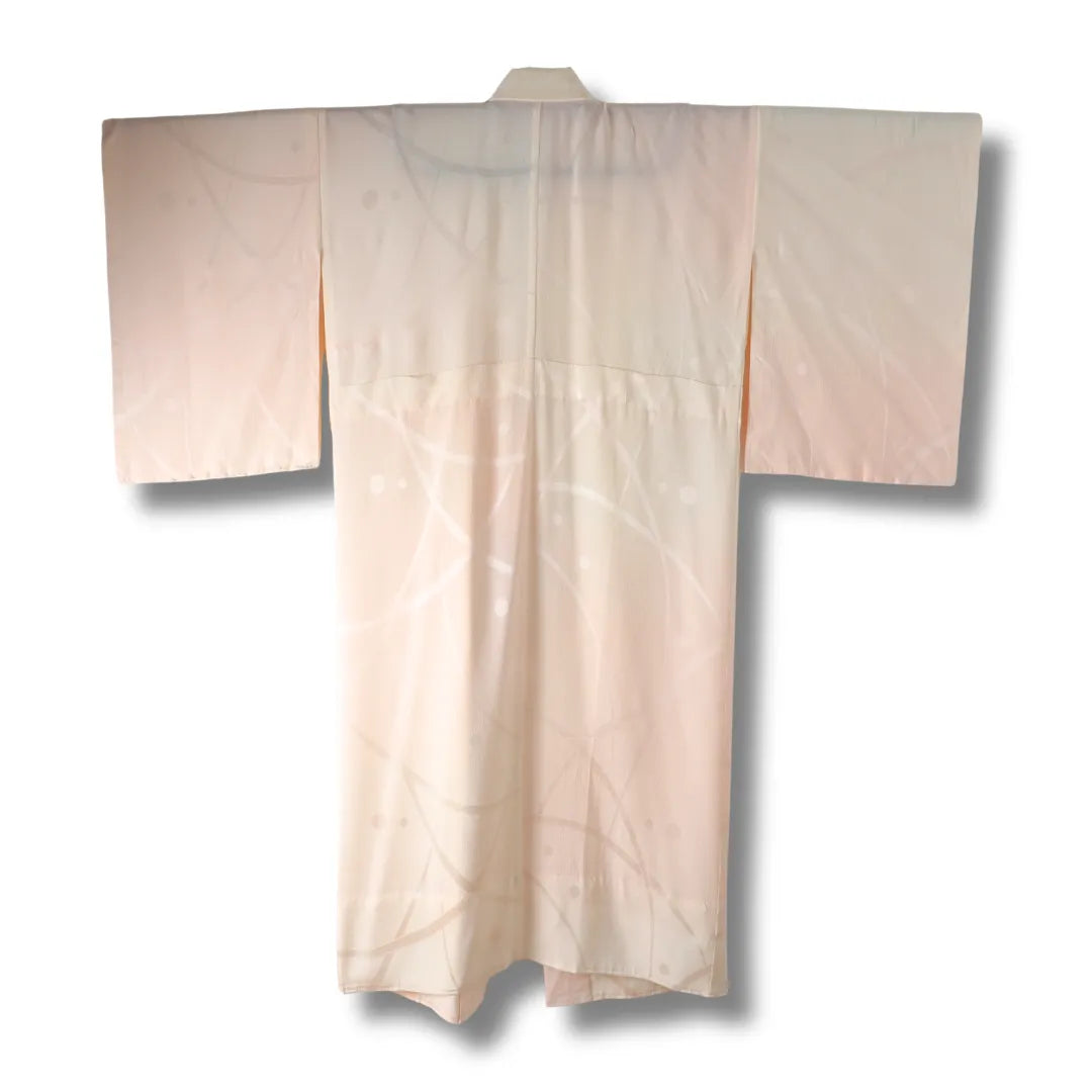 Rückansicht des eleganten Juban in Rosa und Creme
