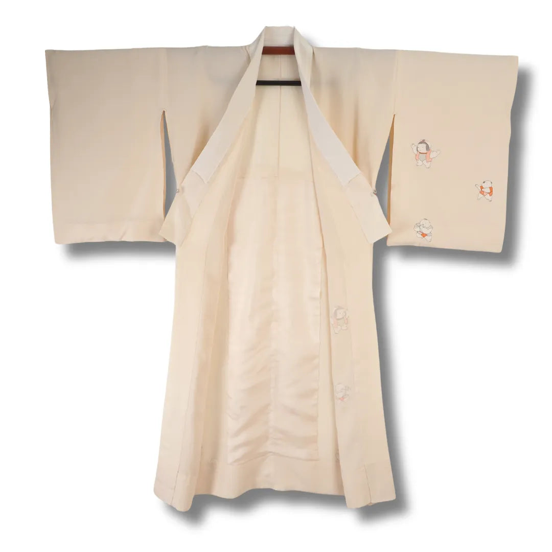 Vorderseite des traditionellen japanischen Juban mit Figuren, geöffnet