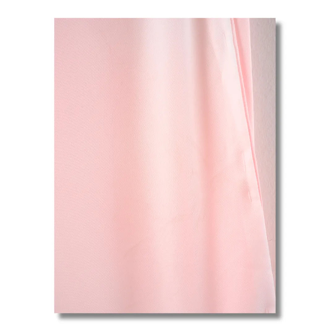 Stoffdetail des rosa Juban mit feiner Struktur