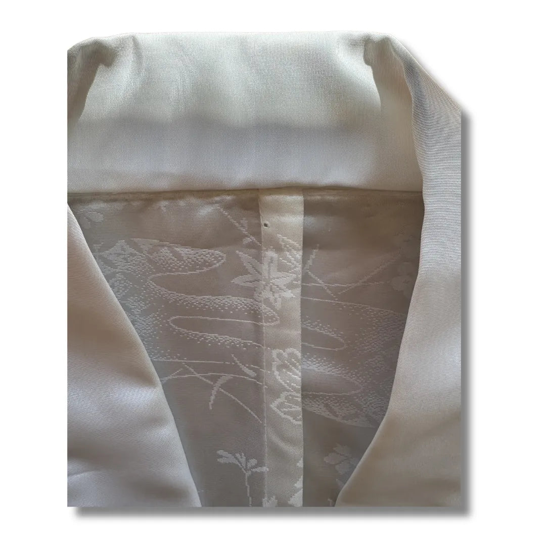Detailaufnahme Innenseite und Naht des Vintage Juban mit kleinem Loch