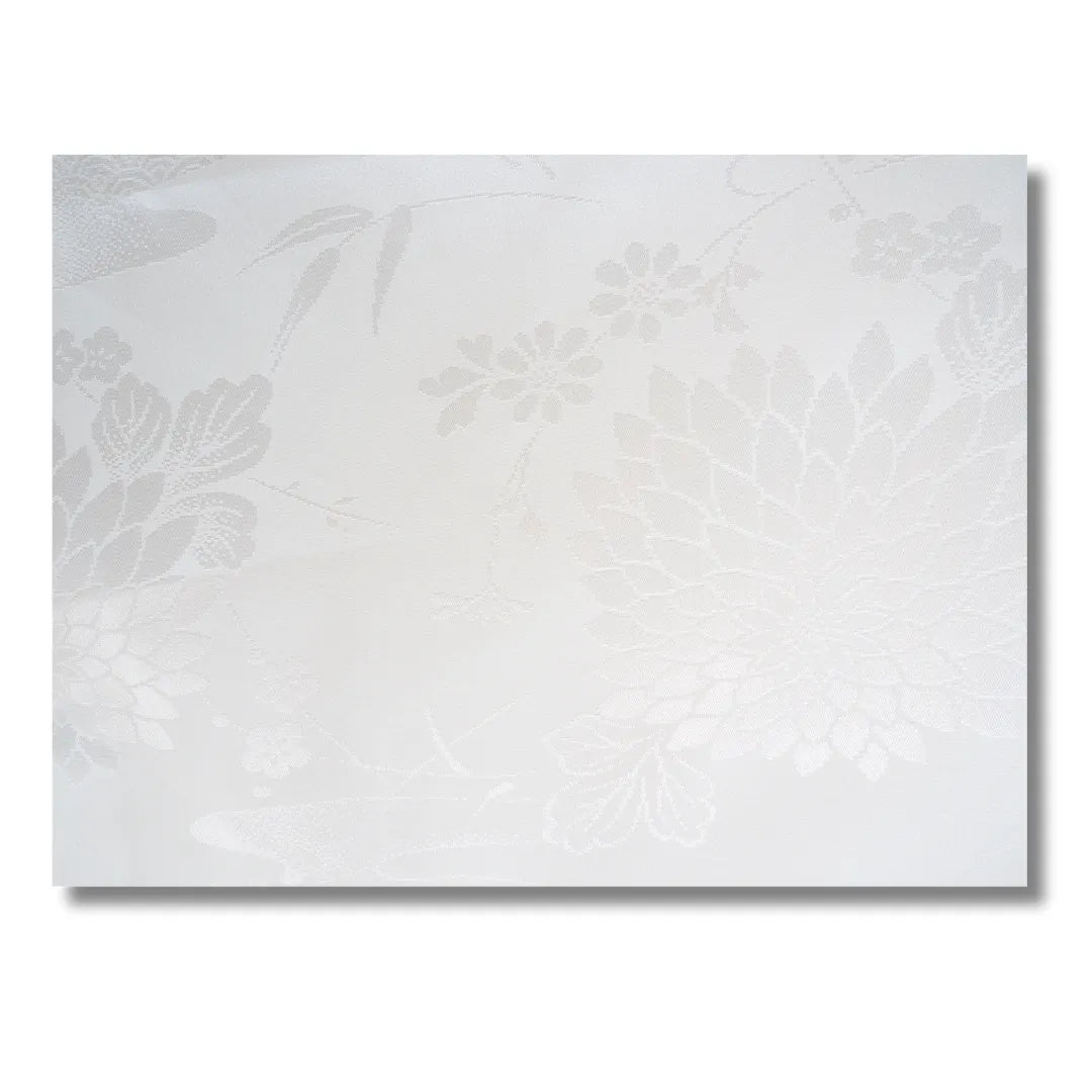 Stoffdetail weißer Juban mit floralem Blumenmuster
