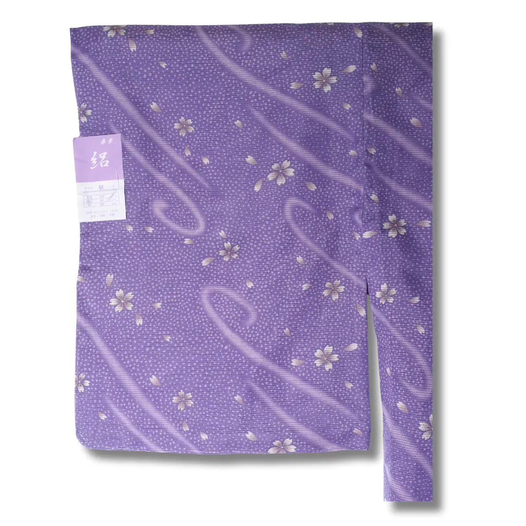 Ärmel eines lilafarbenen Sommer Kimono mit floralem Muster