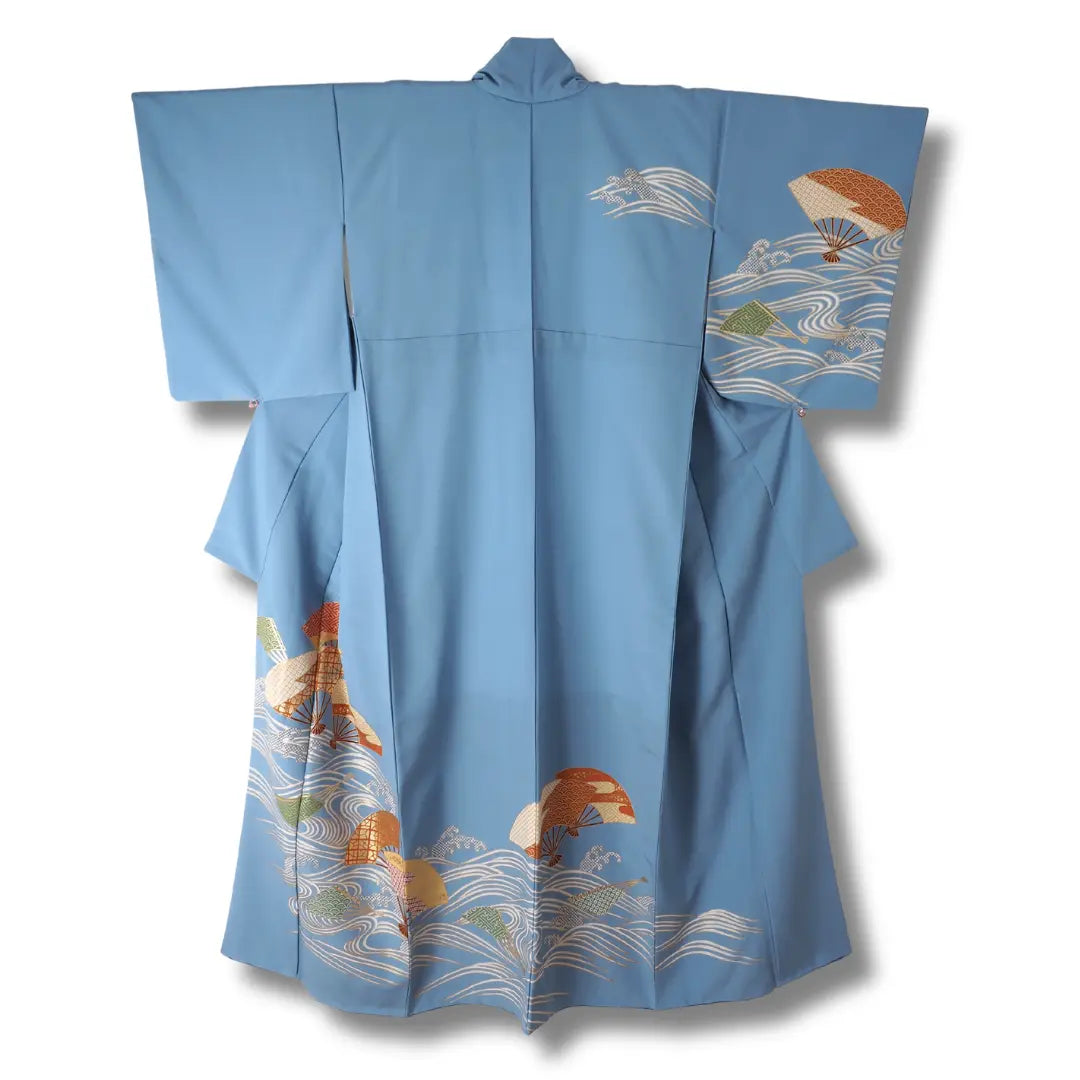 Rückansicht eines Hōmongi Kimono mit traditionellem Motiv