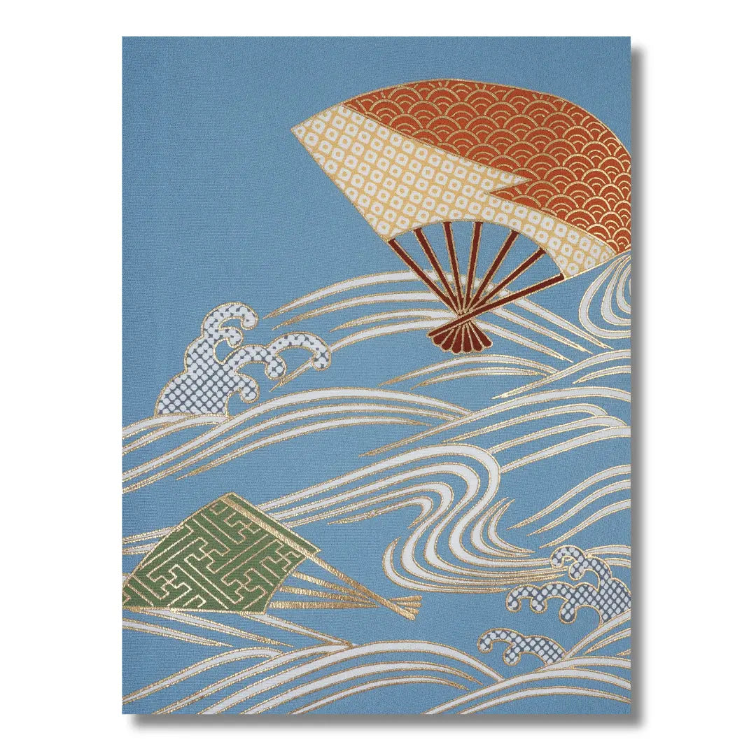 Detailaufnahme des Fächer- und Wellenmotivs auf blauem Kimono