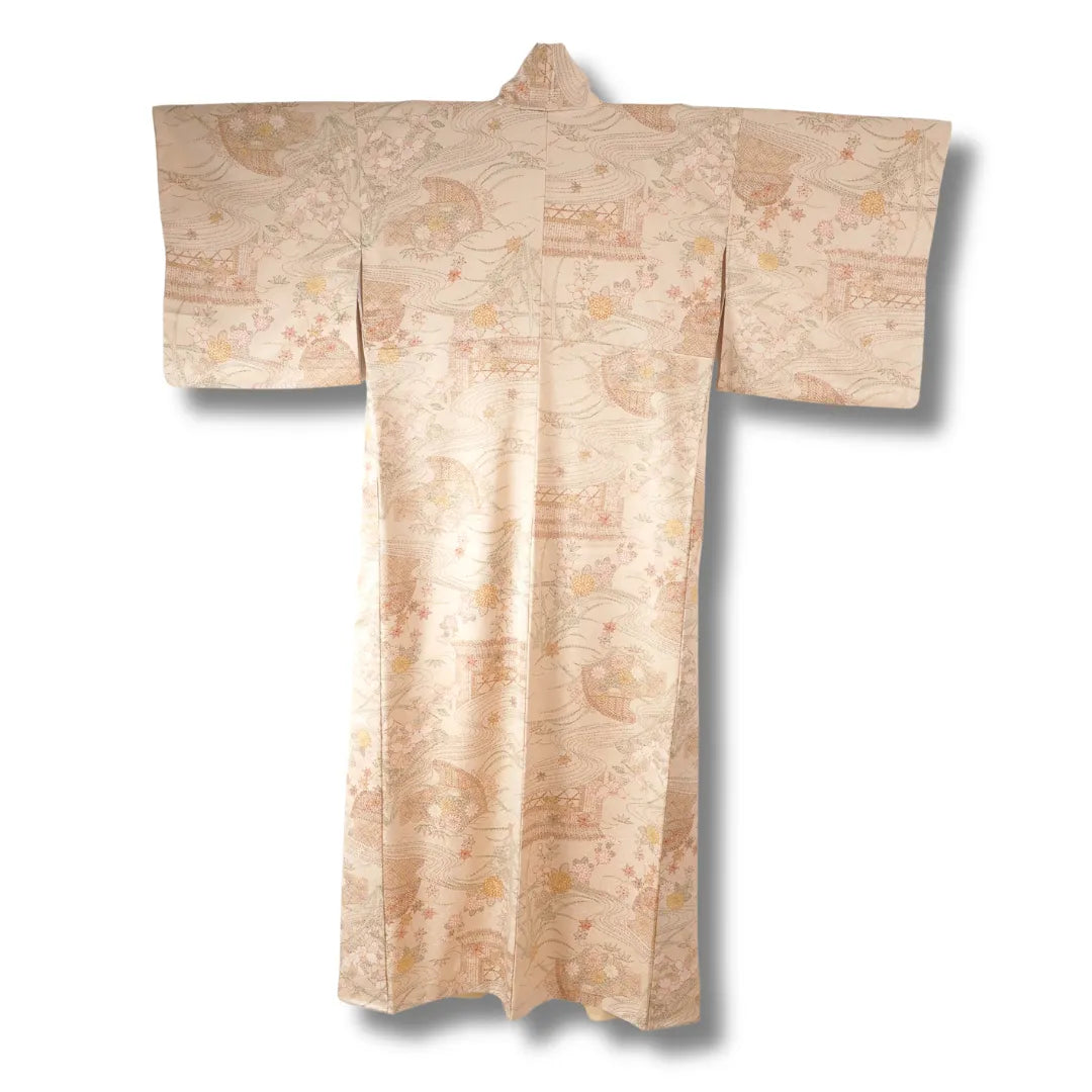Rückansicht Creme Komon Kimono mit durchgehendem Muster