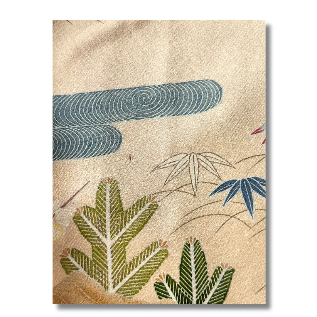 Nahaufnahme des Saummotivs mit Gräsern und Blüten in Grün, Blau und Gold