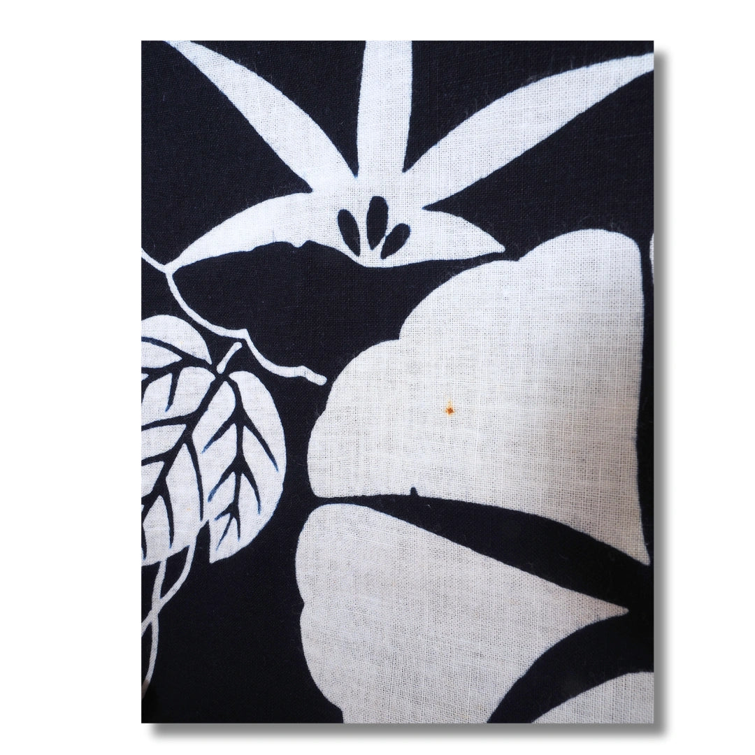 Vintage Damen Yukata Dunkelblau mit weißen Blumen – Sommerkimono