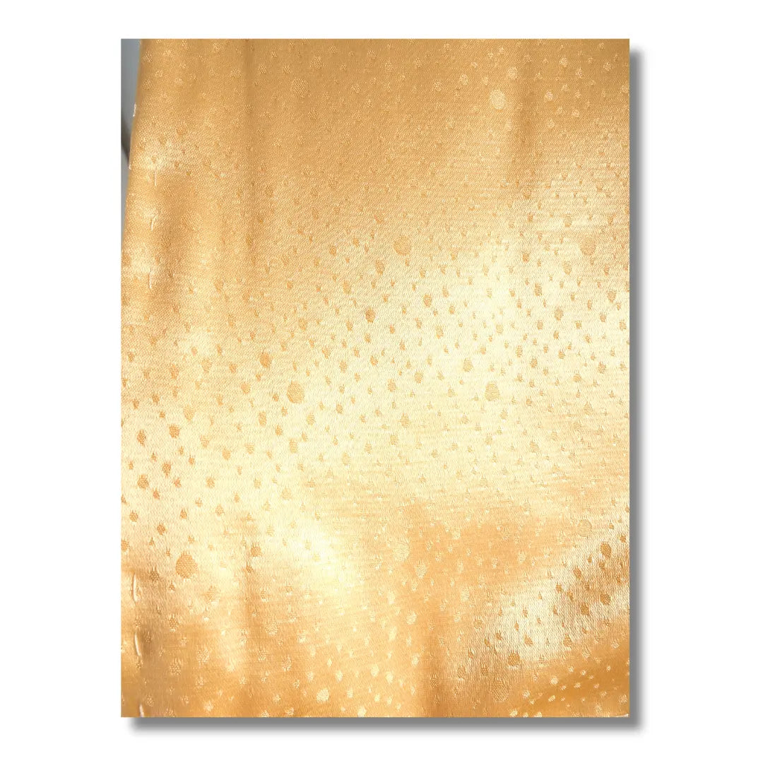 Detailansicht des goldenen Stoffes eines Kimono