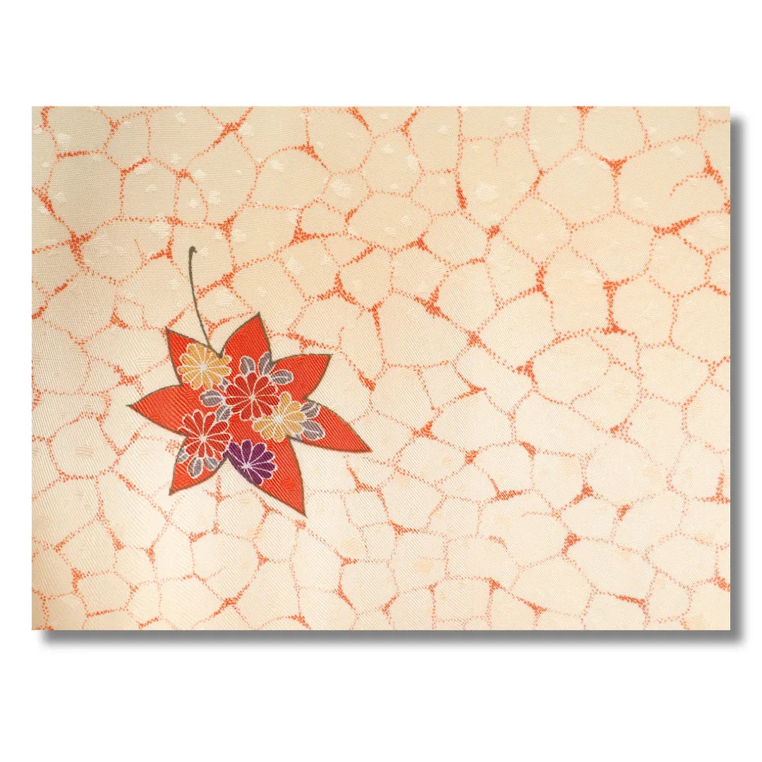 Detailbild vom Ahornblatt mit Chrysanthemen auf dem Kimono