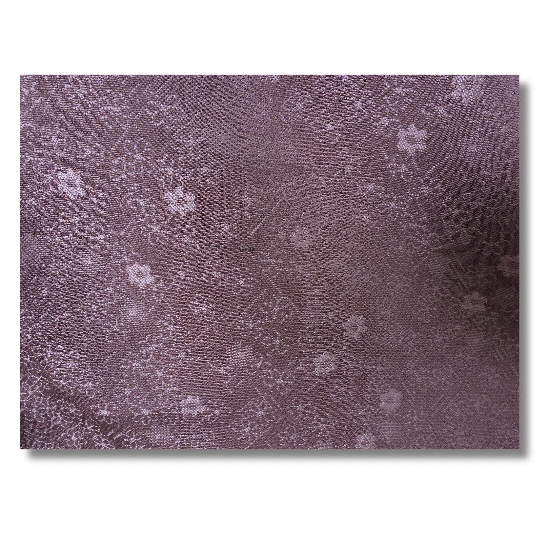 Stoffdetail eines lila Kimono mit kleinen Blumen