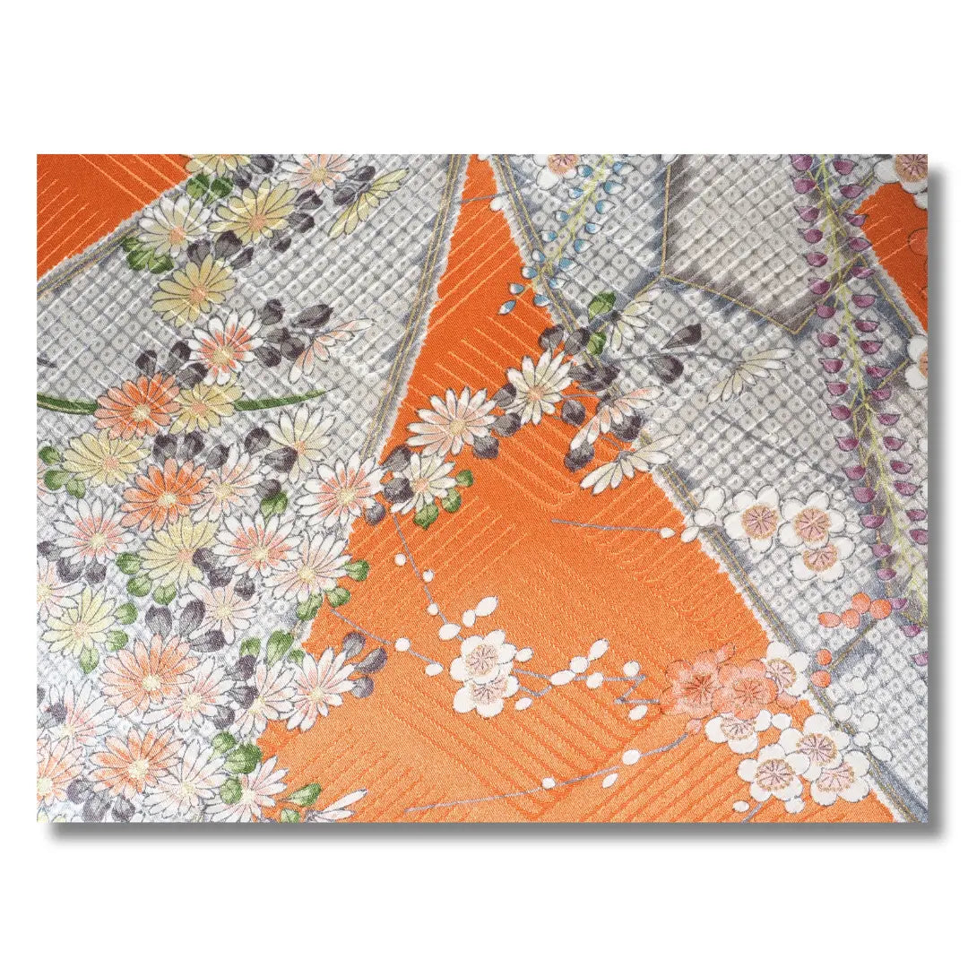 Detailansicht des Blumenmusters auf orangefarbenem Kimono