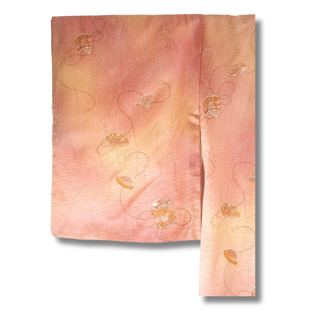 Detailaufnahme Stoff Kimono mit Muschelmuster in Pfirsichtönen