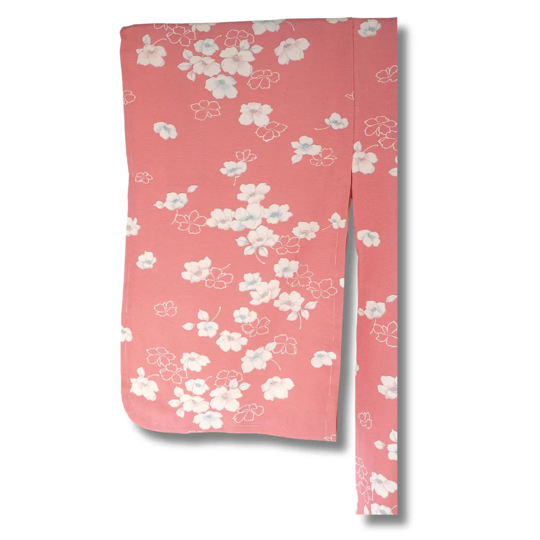 Detailansicht Kimono Stoff mit weißen Blüten auf pfirsichfarbenem Hintergrund
