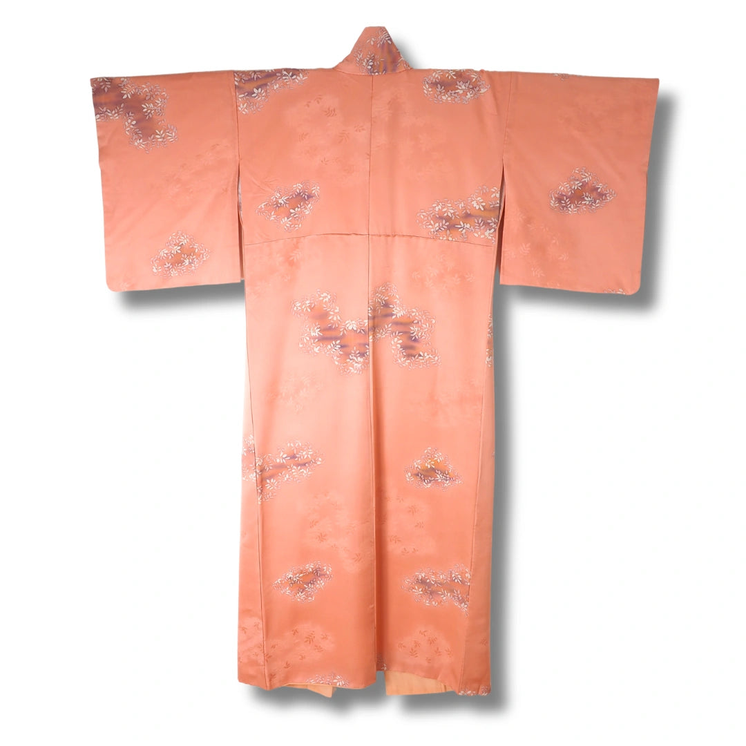 Rückseite eines rosa Kimono mit Blattmuster