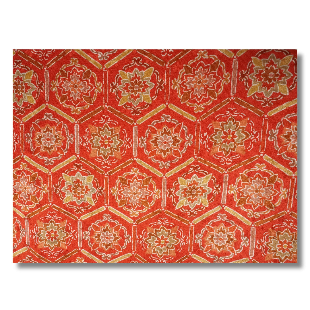Detail des roten Kimono mit geometrischem Blumenmuster