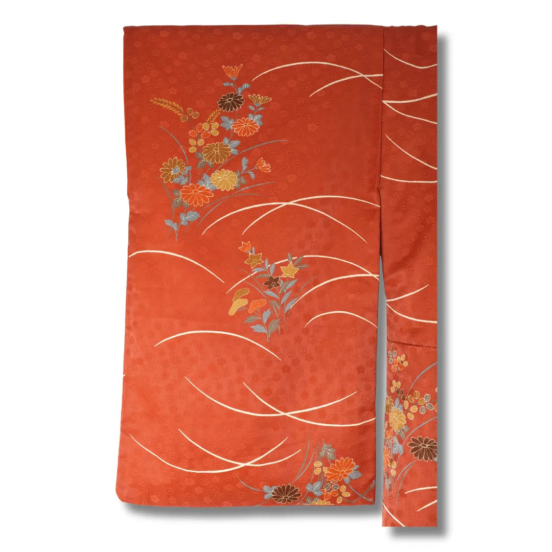 Detailaufnahme des Kimono mit floralen Herbstmotiven