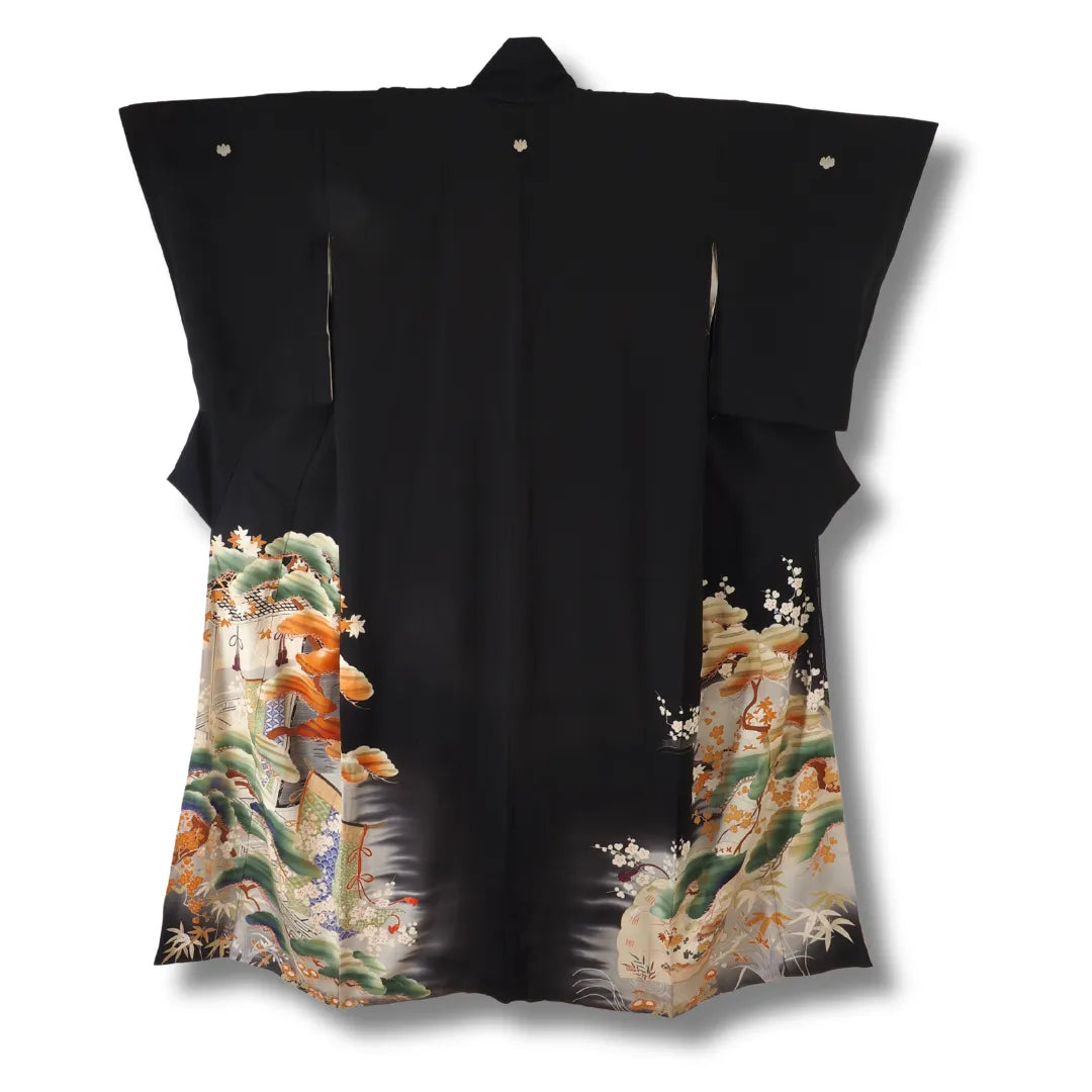 Rückansicht des aufgeklappten Kimono mit floraler Motiv