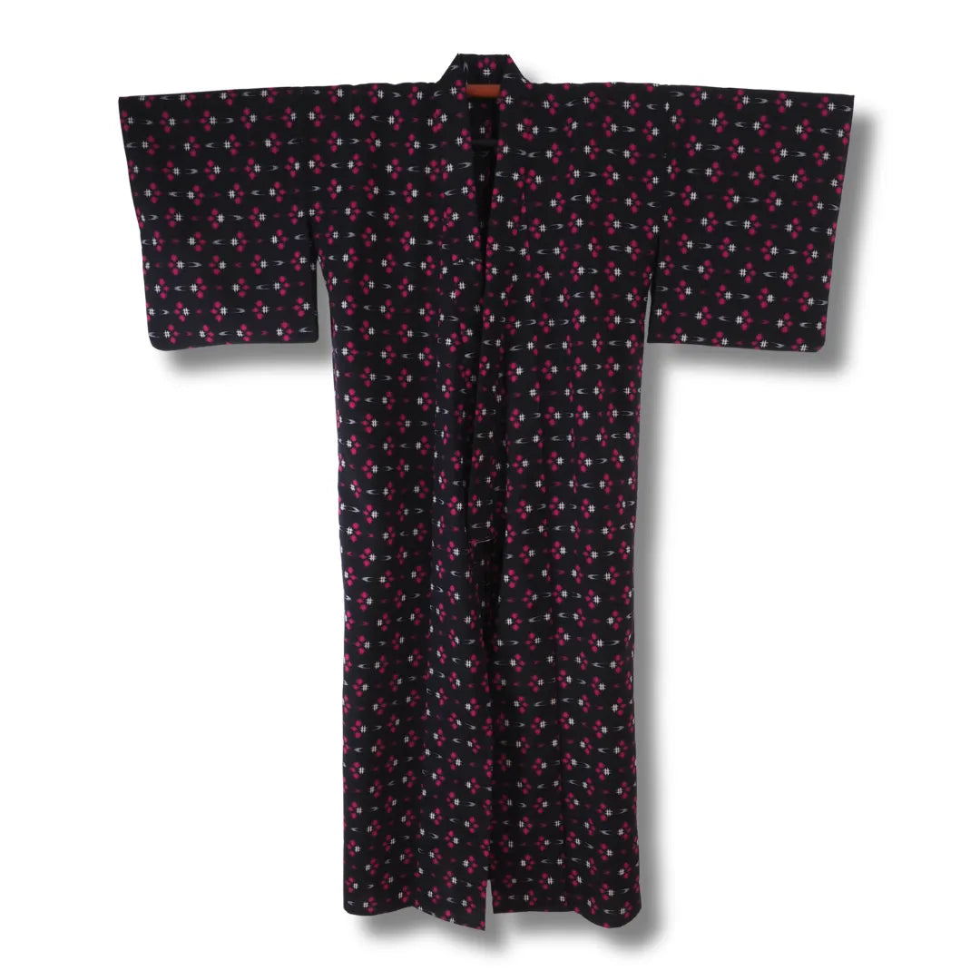 Vintage Damen Komon-Kimono in Schwarz mit pinken Kreuzblüten und weißen Yagasuri-Pfeilmotiven, Frontansicht