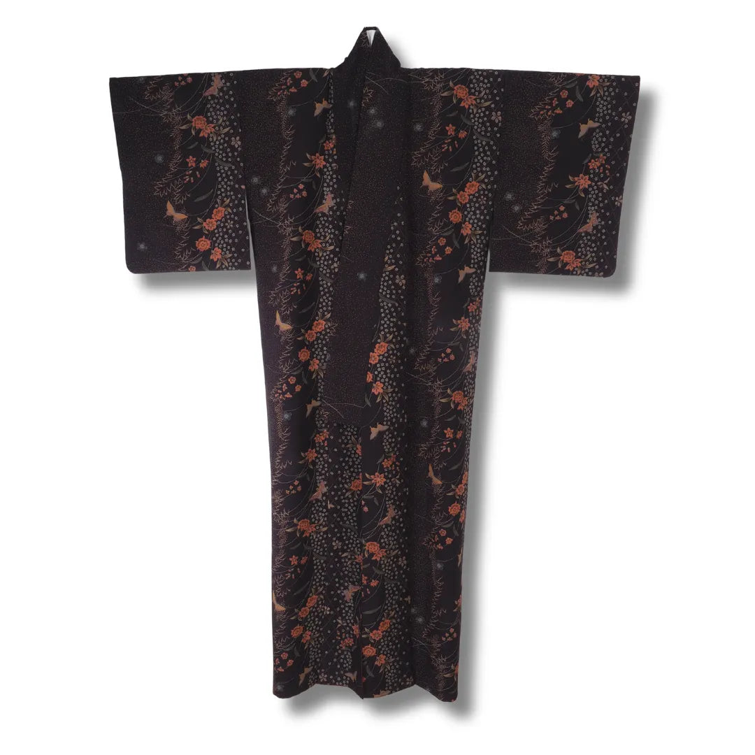 Vintage Damen Komon-Kimono in Schwarzlila mit rostfarbenen Blütenranken und silbrigen Streupunkten, Frontansicht