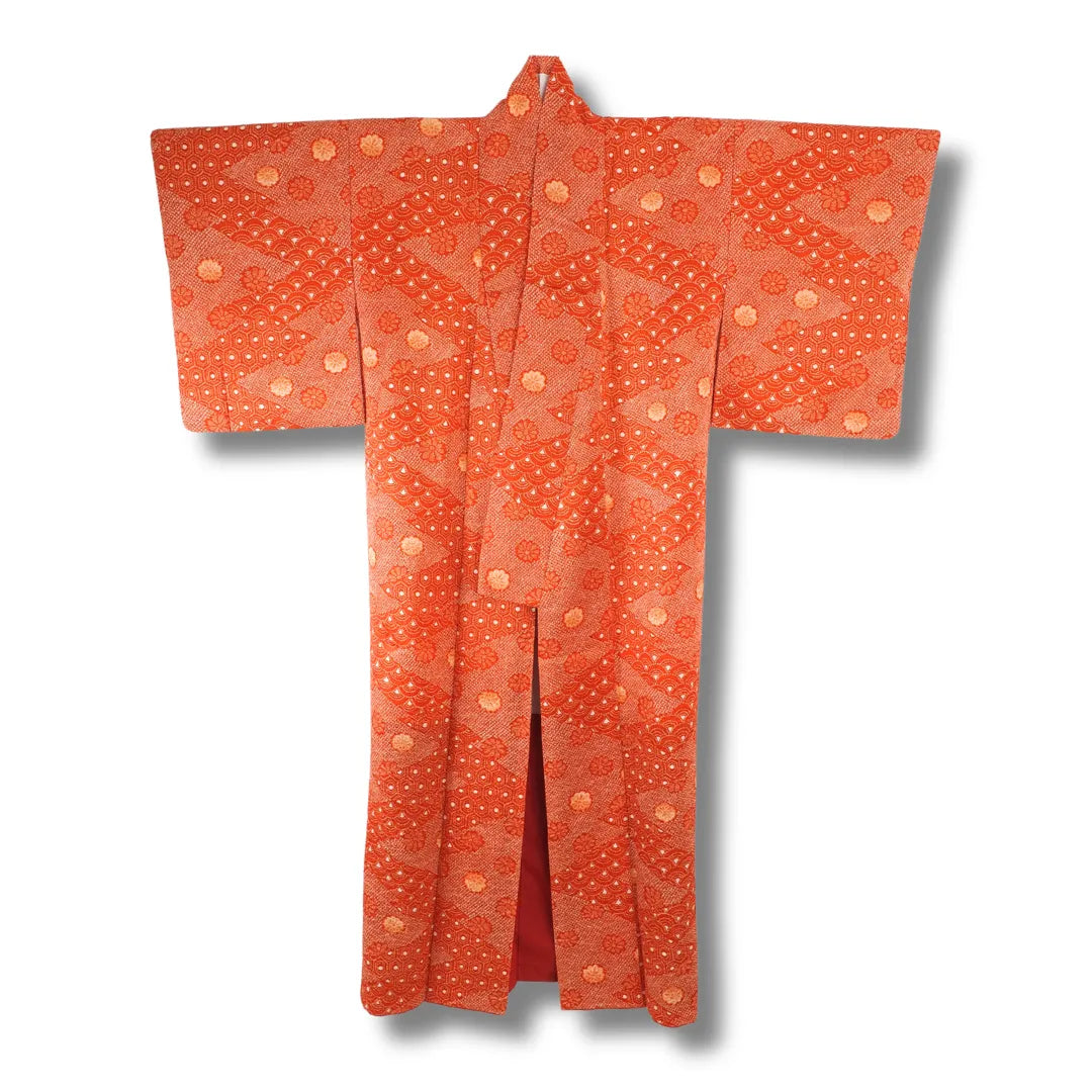 Vintage Damen Komon-Kimono in Terrakottarot mit Seigaiha-Wellenmuster und goldenen Blütenmedaillons, Frontansicht