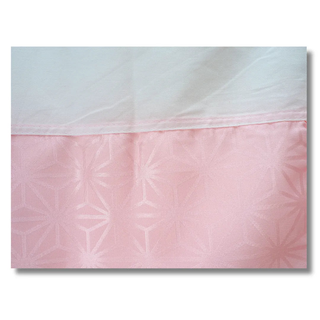 Detailansicht Stoff rosa mit eingewebtem Muster