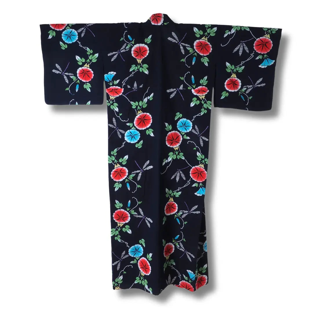 Rückseite eines dunkelblauen Yukata mit floralen Motiven