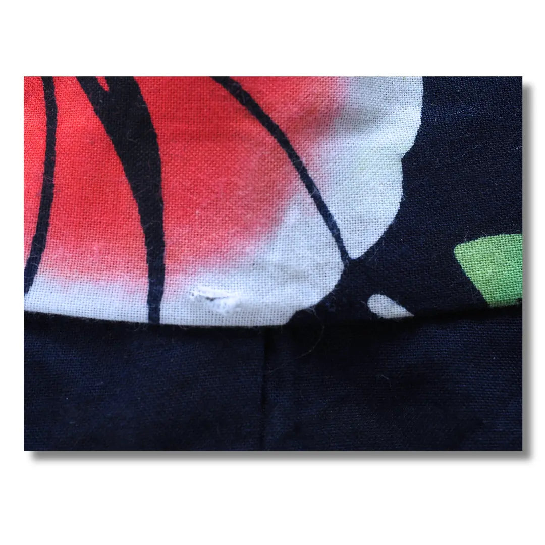 Detailaufnahme des Stoffes eines Yukata (mit kleinem Loch)