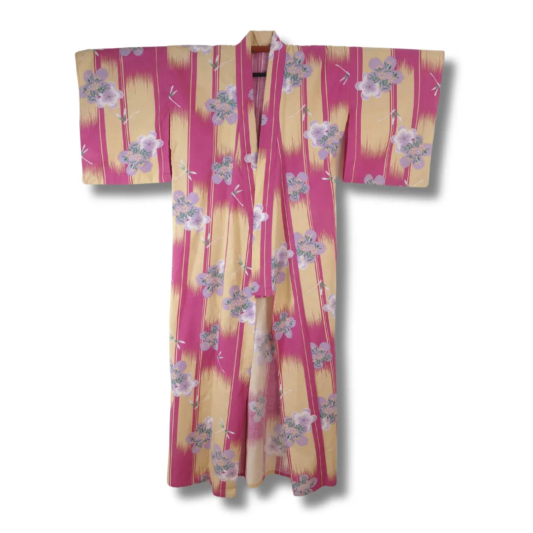 Vintage Damen Yukata in Creme-Rosa mit vertikalen Streifen und Blüten in Lila, Frontansicht